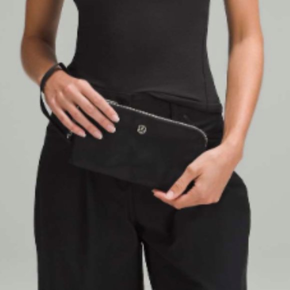 (2374/75/76/77/78/79) 🍋 NWT LULULEMON CURVED WRISTLET **sold out online - Picture 2 of 5